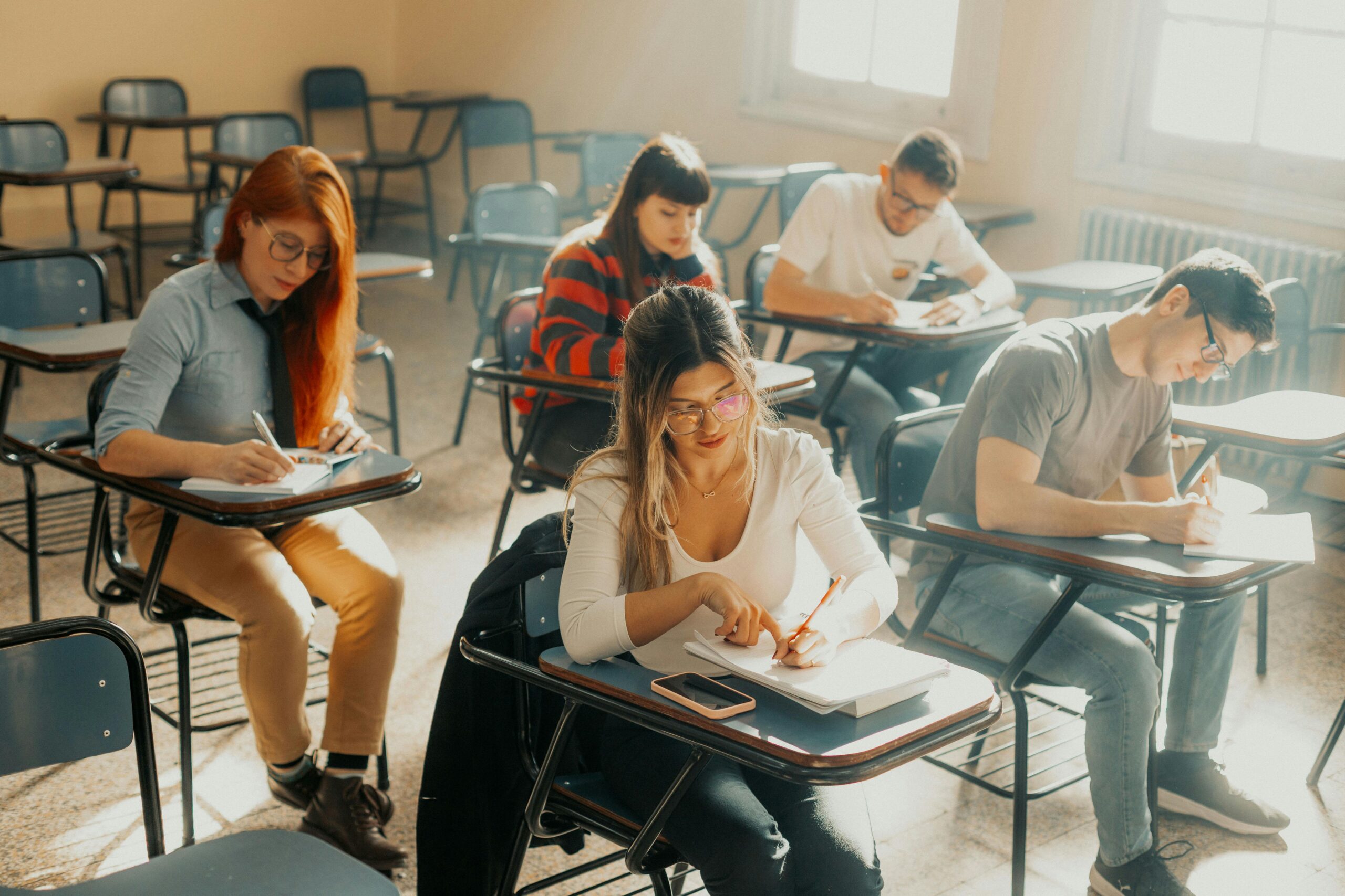 Salle d'examen du baccalauréat au Burkina Faso pendant l'épreuve de mathématiques
